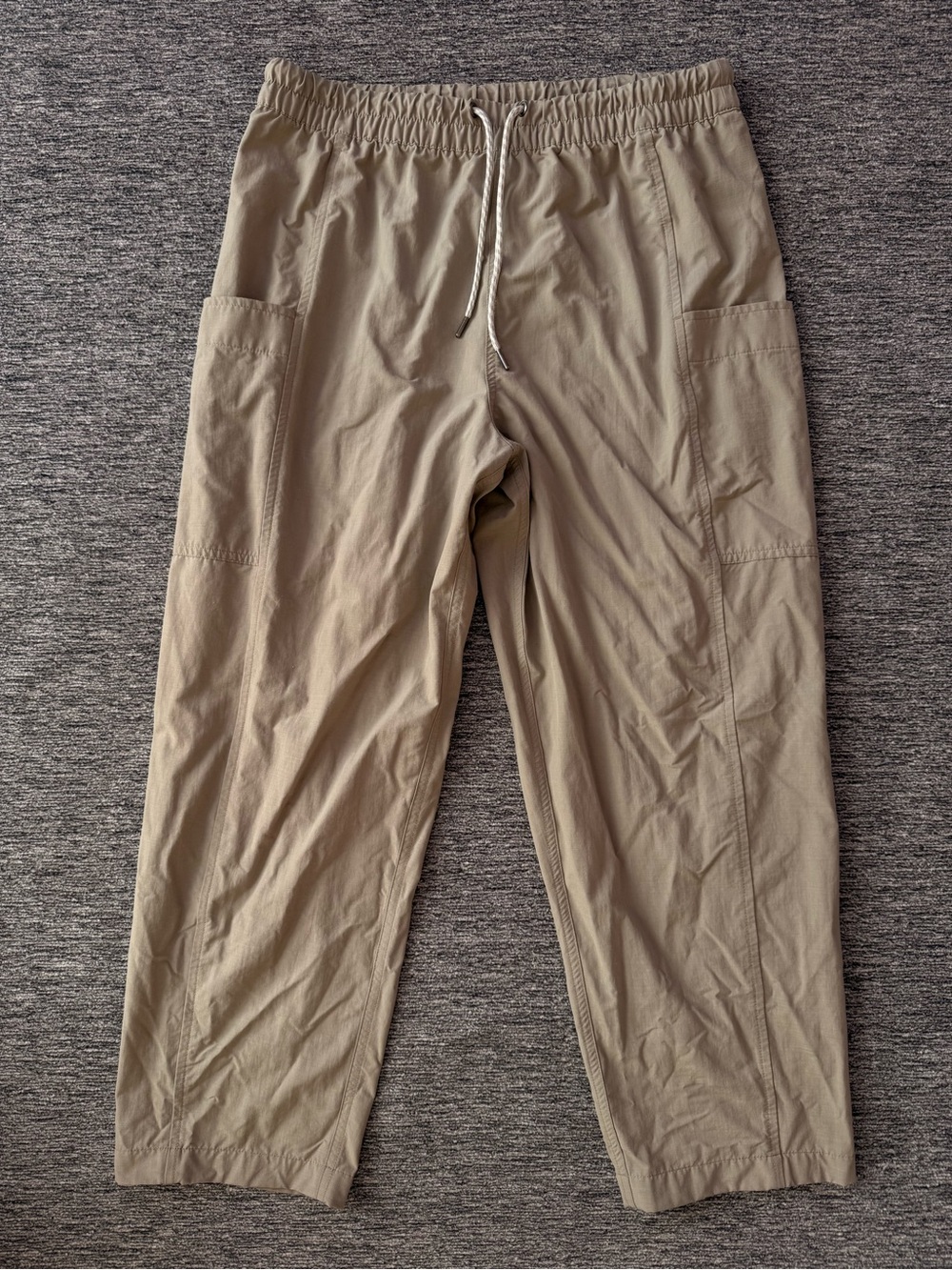 Vuori Straight Leg Cargo Pants in Khaki